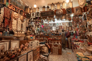 A Guide to Find Unique Souvenirs to Buy in Saudi Arabia