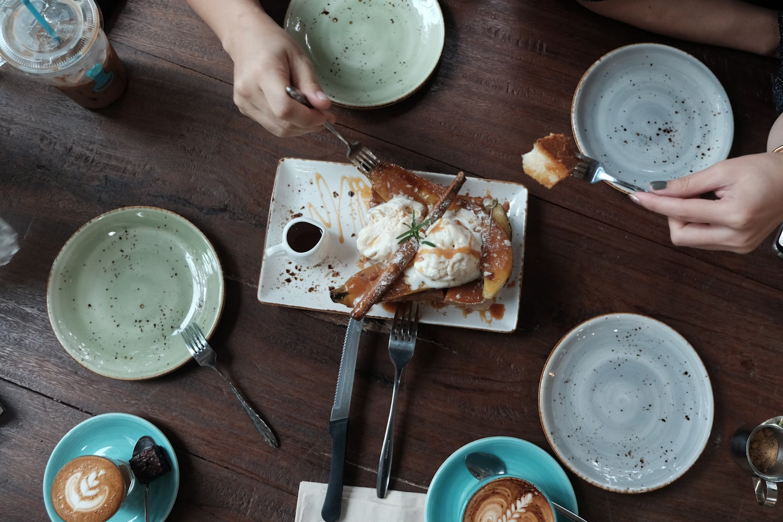 People enjyong a sweet dish with their coffee - (Credits Unsplash)