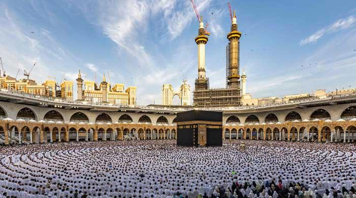 Muslims performing Umrah in Kaaba in Makkah - (Credits The News International)