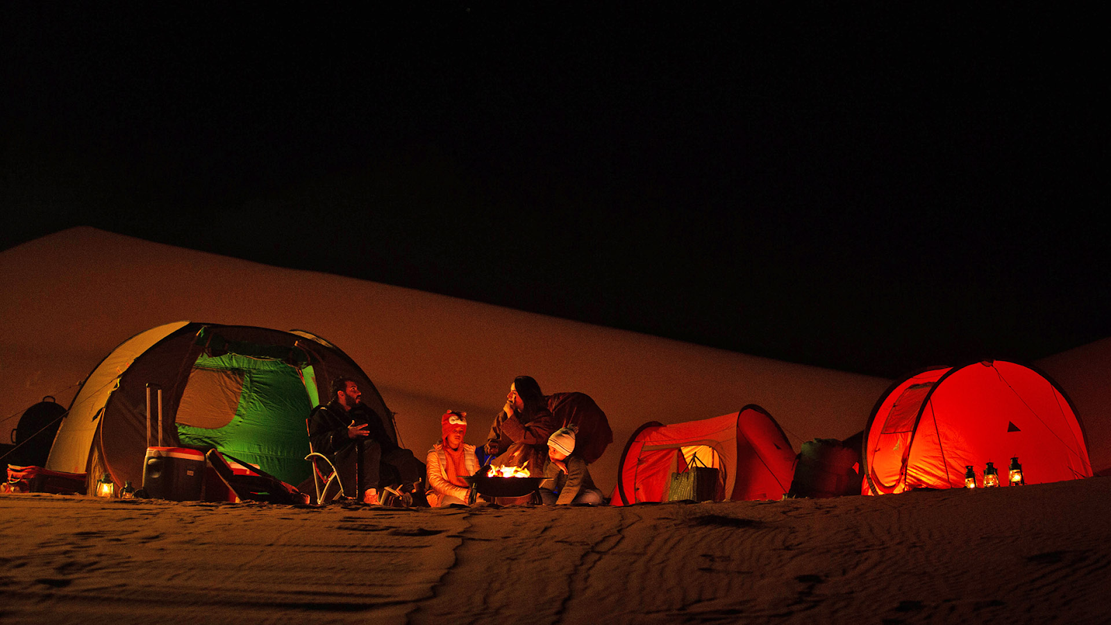 People camping under the sky in the desert - (Credits Thepublicflow)