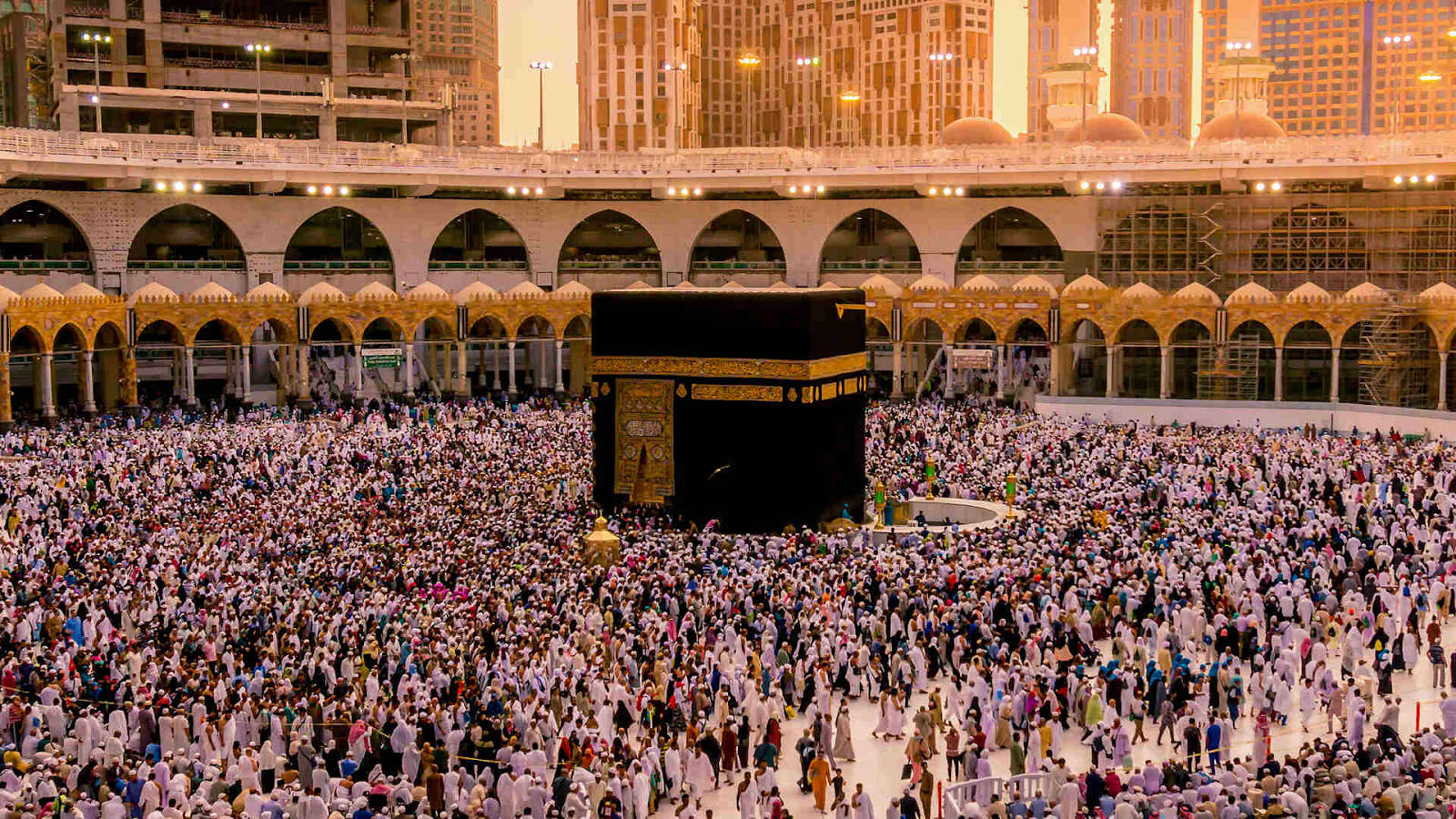 Thousands of Muslims performing pilgrimage - (Credits Umrah Blog - Umrahme)