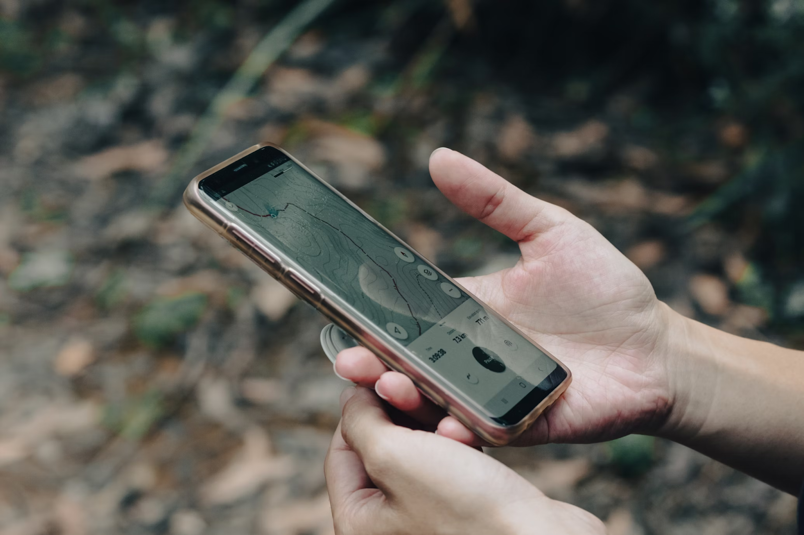 A tourist using GPS on their phone - (Credits Unsplash)