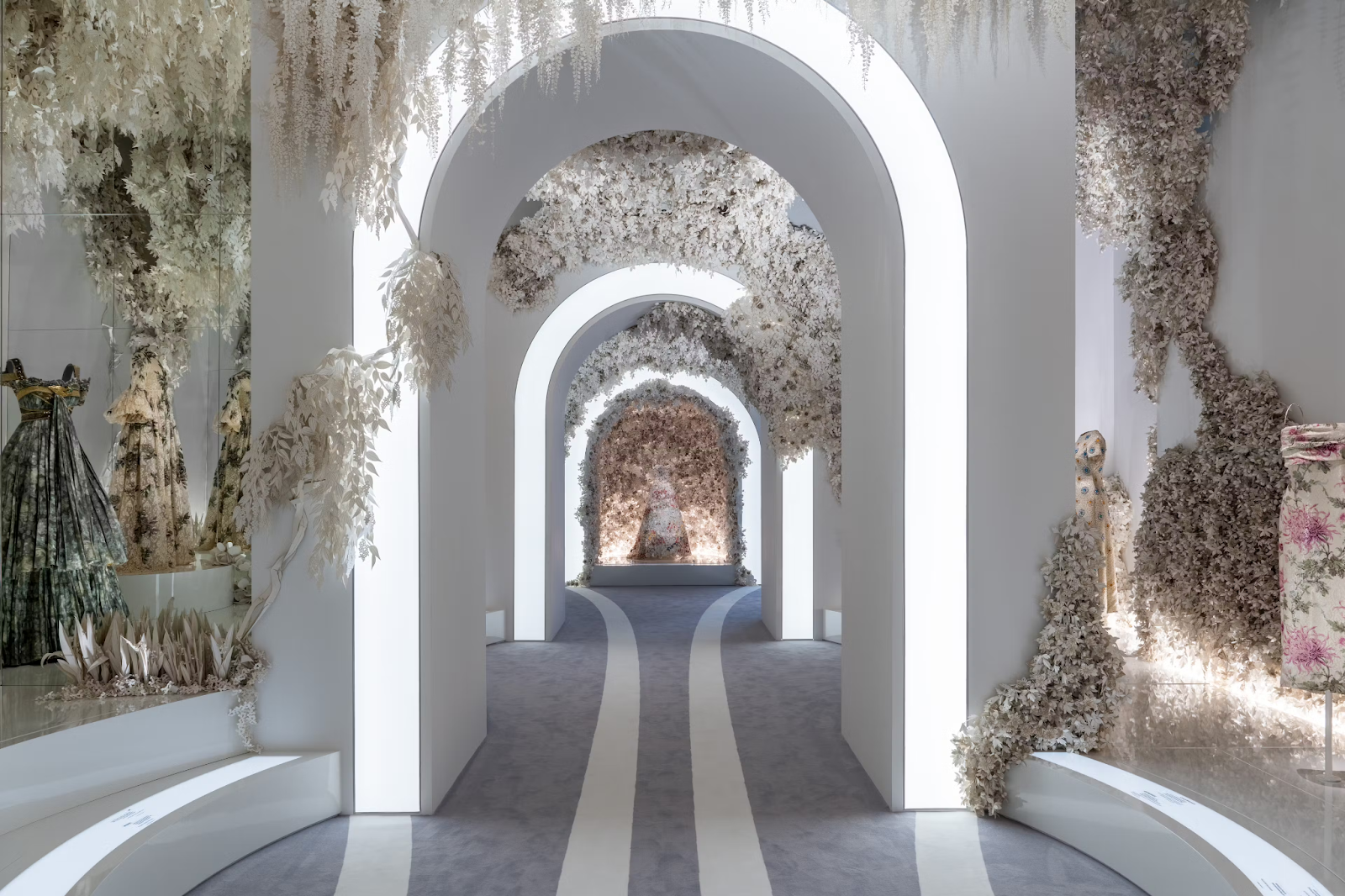 Beautiful flowers and clothes decorating the Dior Exhibition in Riyadh - (Credits LVMH)