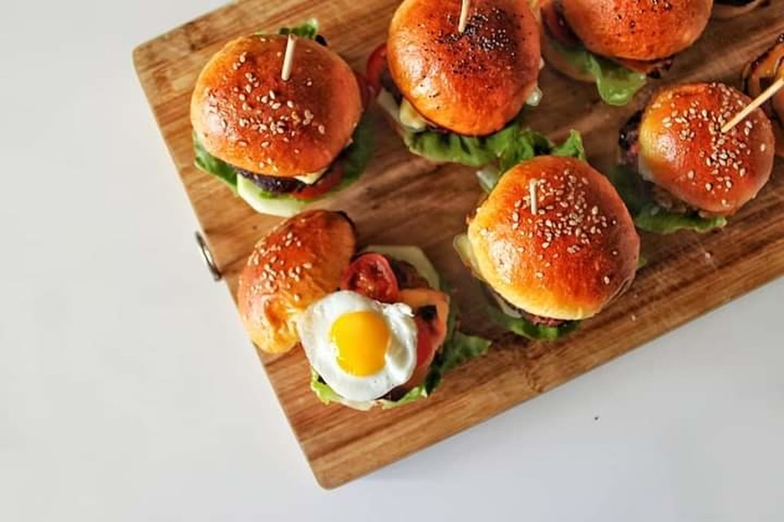 Beef burgers on a wooden tray - (Credits Unsplash)