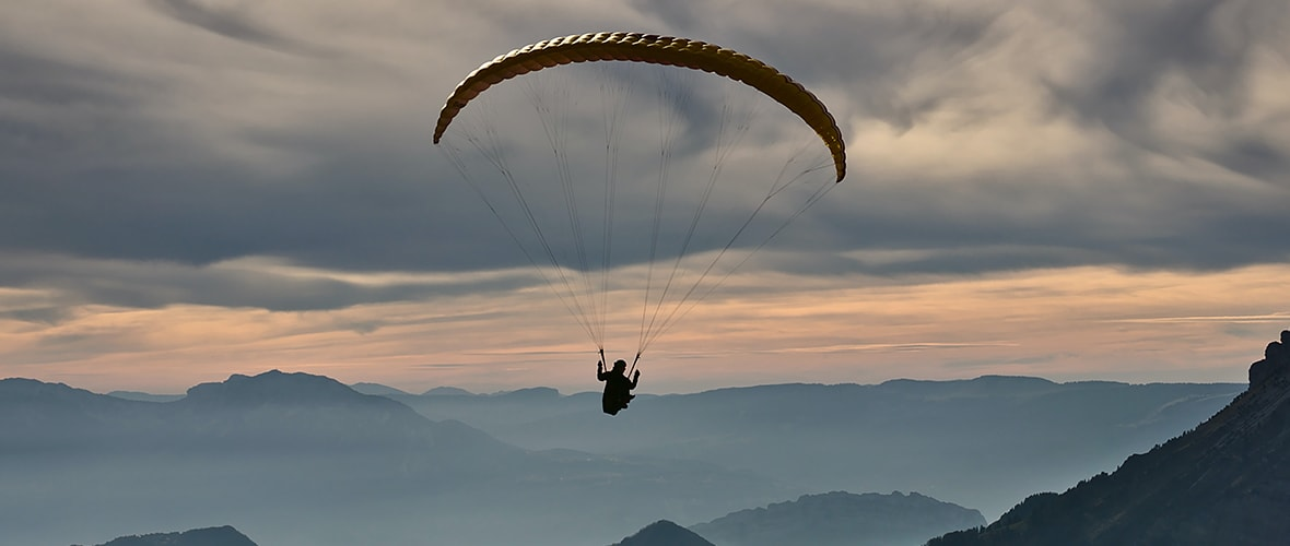 A person paragliding in Aseer - (Credits www.almosafer.com)