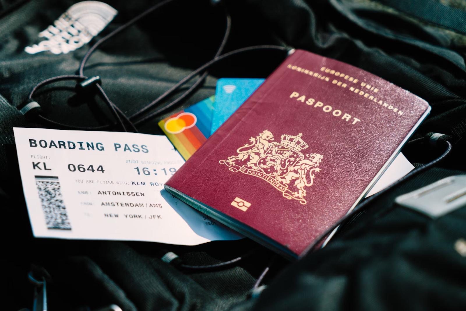 A bag with passport, boarding pass and credit cards - (Credits Unsplash)