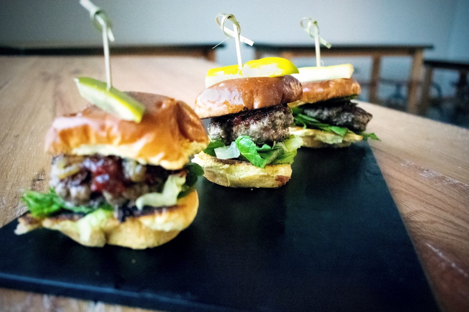 A trio of sliders on a black tray - (Credits Unsplash)