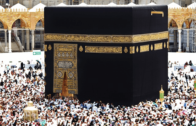 Pilgrim performing Hajj around the Kaaba - (Credits Quran Explorer)