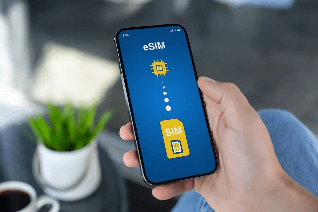 A man setting up an eSIM on his phone - (Credits SaudiVisa.com)